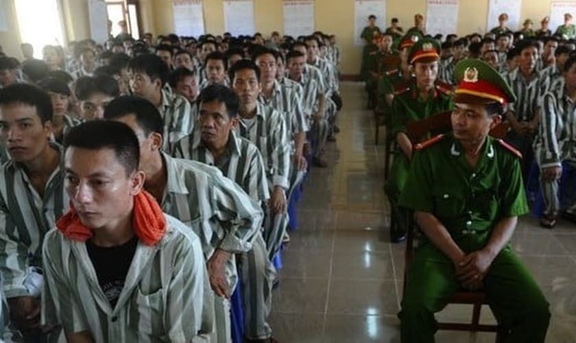 Detentos reunidos em salão de presídio, no Vietnã. (Foto: AFP)