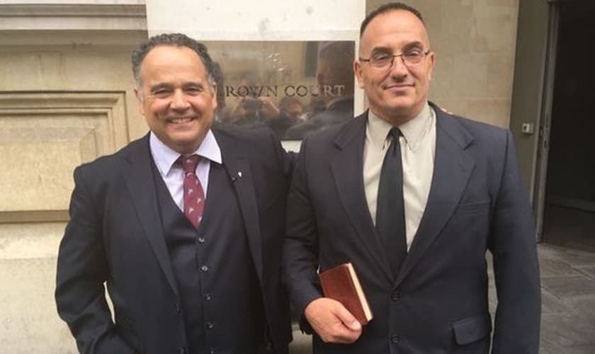 Michael Overd (esquerda) e Michael Stockwell (direita) em frente ao Tribunal onde foram julgados e absolvidos. (Foto: Bristol Post)