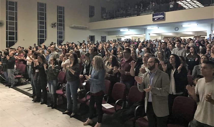 Centenas de pessoas foram curadas durante ministração do pastor Randy Clark, em Jundiaí. (Foto: Marcos Corrêa - Guiame)