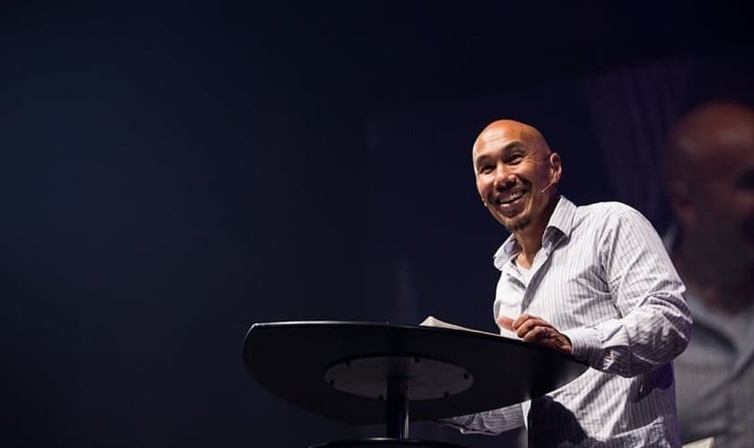 Francis Chan decidiu deixar o comando de uma próspera megaigreja na Califórnia para cumprir o real propósito de Deus. (Foto: Reprodução)