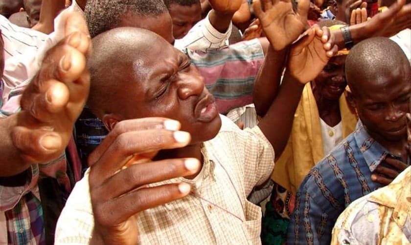 Evangélicos durante adoração a Deus em igreja na África. (Foto: Reprodução)