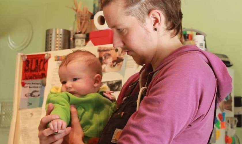Kori Doty segurando seu bebê, Searyl Atli. (Foto: Reprodução/YouTube/Rebecca Poulin)