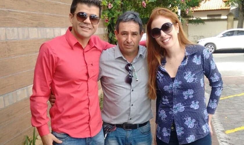 Pastor Euclides Vieira (no centro) com Suzane e o noivo Rogério Olberg em Angatuba. (Foto: Arquivo pessoal/Euclides Vieira)