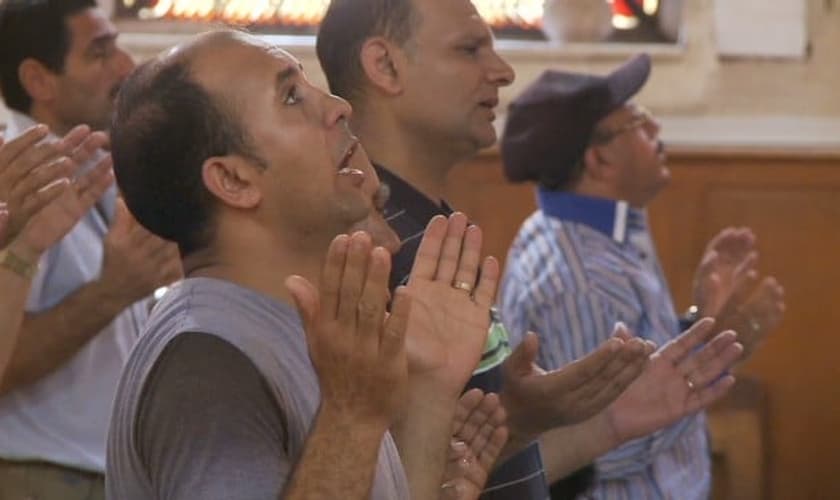 O ex-muçulmano colocou sua nova fé em prática para orar pelo seu filho. (Foto: Reprodução).