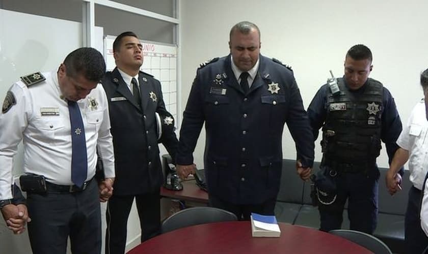 Membros da 'Polícia Celestial' se unem para orar, antes de mais uma ação nas corporações. (Foto: Telemetro)