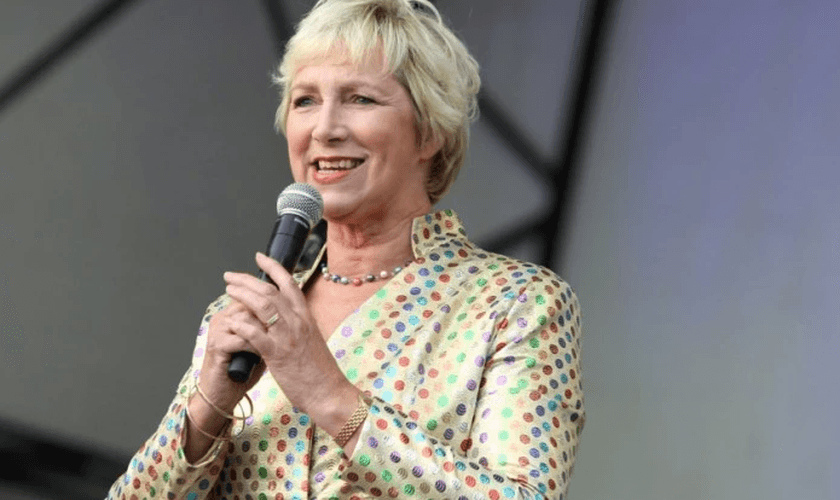 Pam Rhodes é escritora e apresentadora de um programa no canal BBC. (Foto: Reprodução).