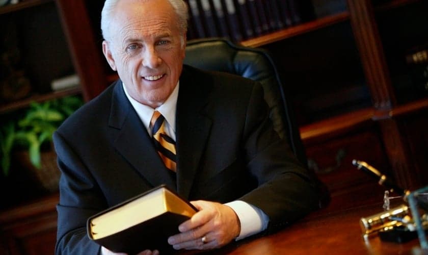 John MacArthur diz que pessoas do Antigo Testamento foram salvas pela fé no Cristo que viria. (Foto: Reprodução)