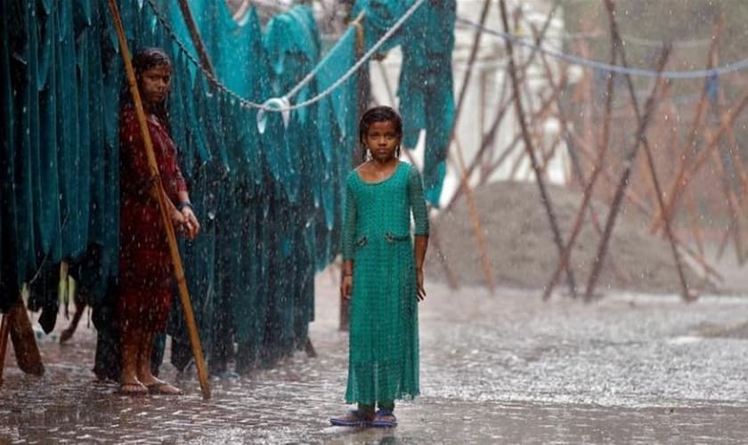 Estima-se que pelo menos 400 mil pessoas estejam em situação de rua por causa das enchentes. (Foto: Reuters).