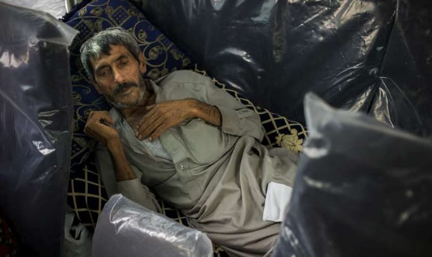 Imagem ilustrativa. Refugiado com infecção pulmonar na fronteira entre a Turquia e Iraque. (Foto: ACNUR/D.Nahr)