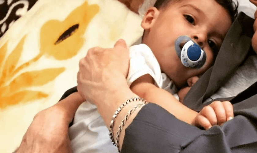 Agora o bebê está seguro e sendo tratado por um problema em sua barriga e bronquite. (Foto: Reprodução).