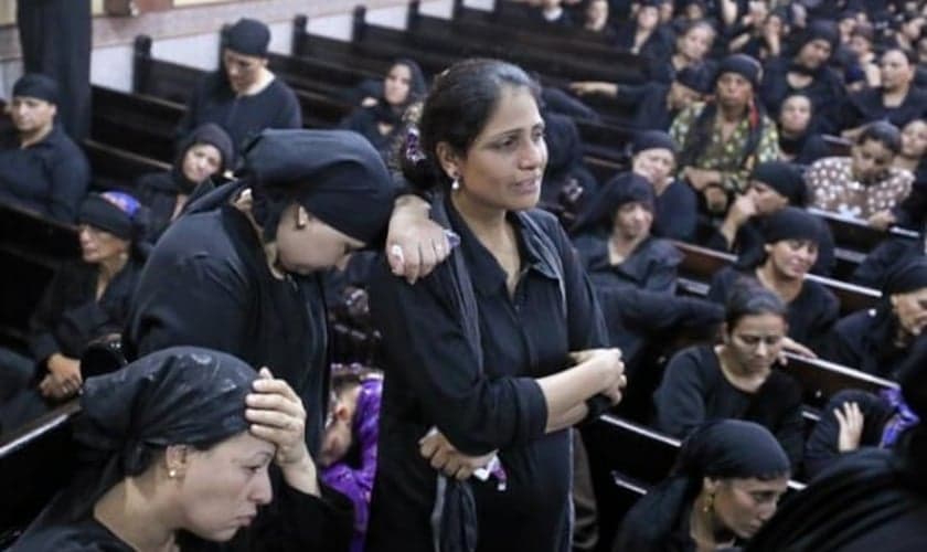 Mulheres no funeral dos cristãos que foram mortos em Minia, no Egito. (Foto: Reuters/Mohamed Abd El Ghany) 