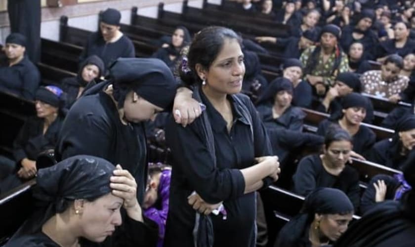 Mulheres no funeral dos cristãos que foram mortos em Minia, no Egito. (Foto: Reuters/Mohamed Abd El Ghany)