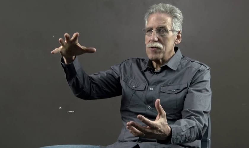 Pastor Michael Brown diz que a homossexualidade deve ser confrontada com compaixão. (Foto: YouTube/Israel Islam and End Times)