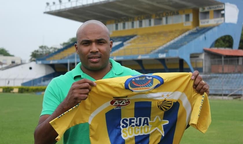 A mídia local da Ucrânia destacou o testemunho de vida do ex-jogador Diogo Rincón. (Foto: Reprodução).