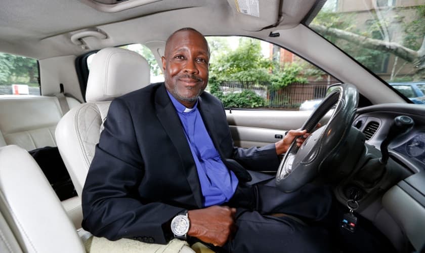 Kenneth Drayton usa Uber para evangelizar passageiros. (Foto: Angel Chevrestt)
