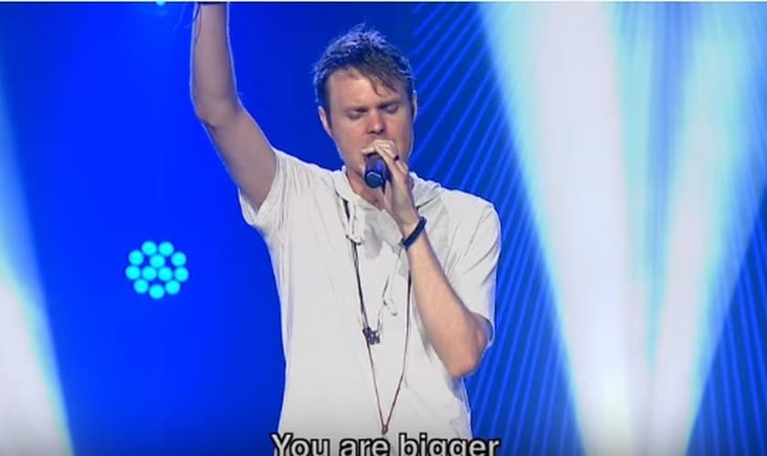 Pastor Jason David está vencendo o câncer de língua para continuar cantando e pregando. (Imagem: Youtube)