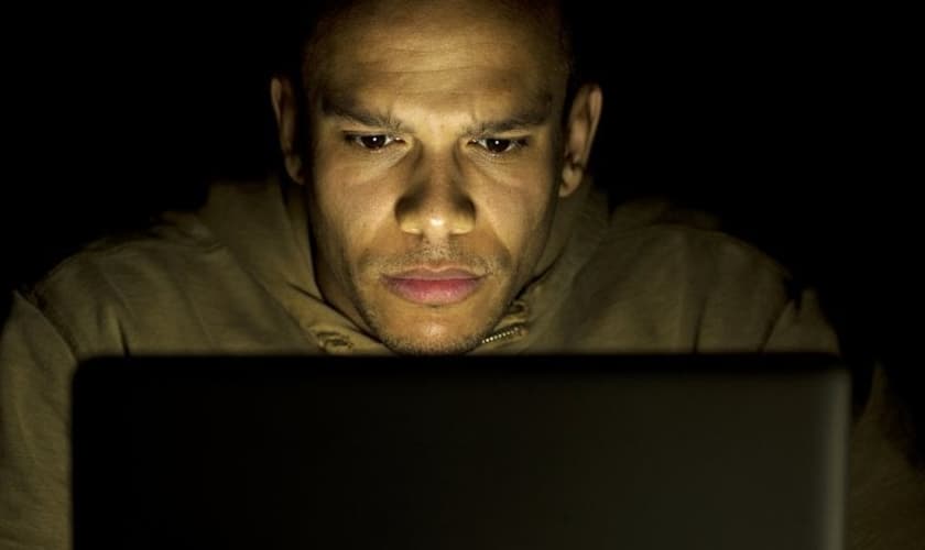 Evangélicos são os que mais condenam e assistem pornografia, diz pesquisa. (Foto: iStock)