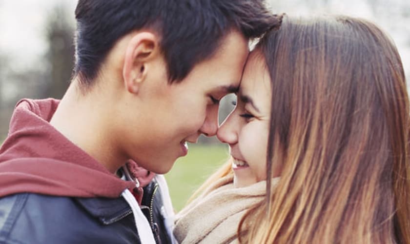 Namorar alguém que não vive a mesma fé é uma situação arriscada. (Foto: Reprodução)