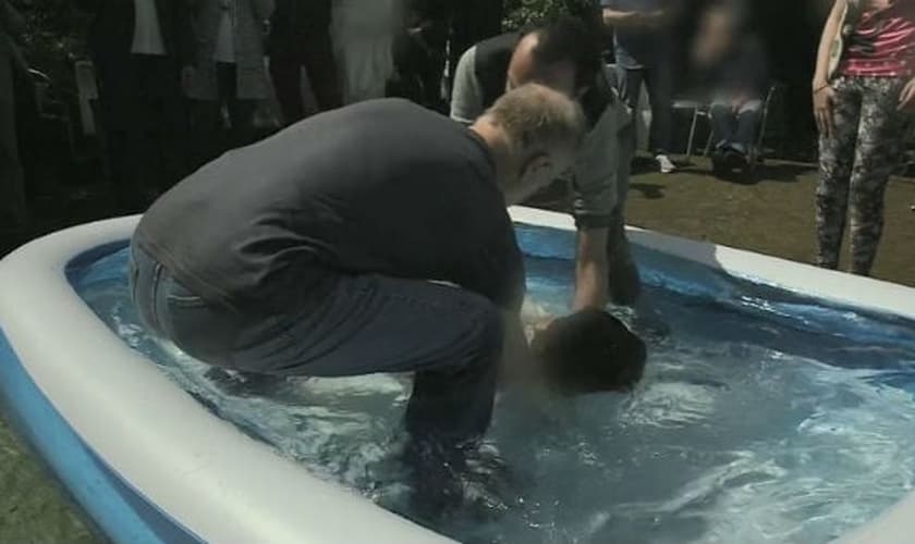 Milhares de refugiados iranianos têm se submetido ao batismo, na Europa. (Foto: BBC)