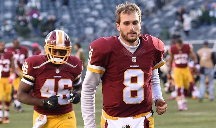 Kirk Cousins atua na equipe Washington Redskins na Liga Nacional de Futebol Americano. (Foto: Reprodução)
