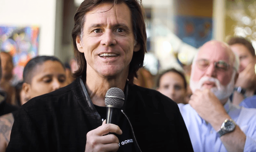 Jim Carrey em discurso no centro de reabilitação Homeboy Industries, na Califórnia. (Foto: Reprodução/Homeboy Industries)