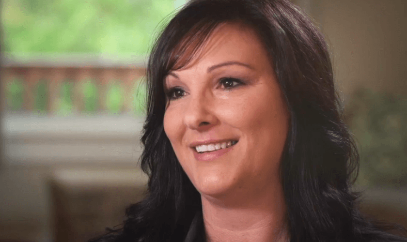 Jennifer Unagnst conseguiu sair de uma vida de drogas e prostituição para viver a vida que Deus planejou. (Foto: Reprodução).