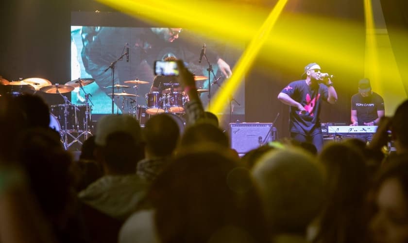 Ton Carfi cantando no palco da Expo Vale Cristã 2015. (Foto: Marcelo Kodato)