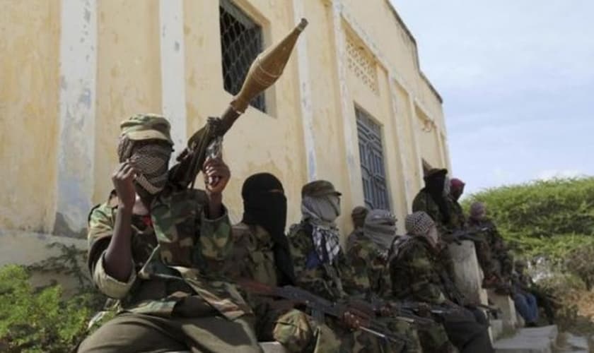 Terroristas do Al-Shabab. (Foto: REUTERS/FEISAL OMAR