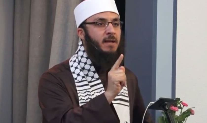 O imame incentivou muçulmanos a matarem “todos os judeus”. (Foto: Reprodução/YouTube/Davis Masjid)