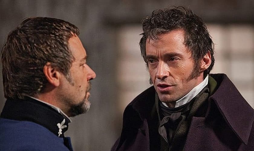 Russell Crowe e Hugh Jackman remontam cena de "Os Miseráveis", em Hollywood. (Foto: collider.com)