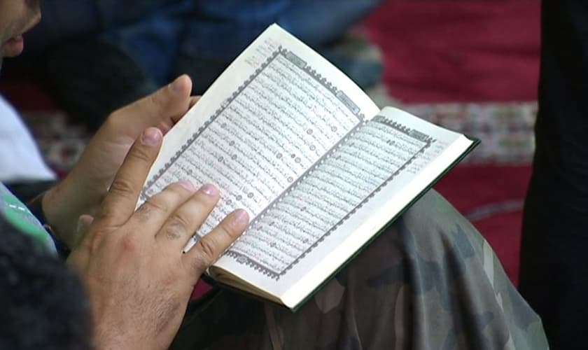 Homens estão se inscrevendo nas aulas sobre a fé cristã no centro de Tainionkoski, em Imatra. (Foto: Reprodução).