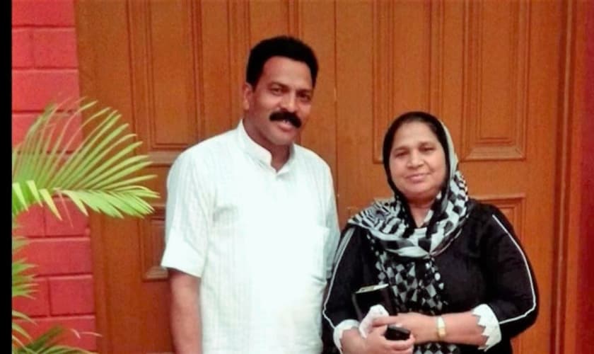 Pastor Sultan Masih (esquerda) foi assassinado após receber ameaças via redes sociais. (Foto: Daily Wire)