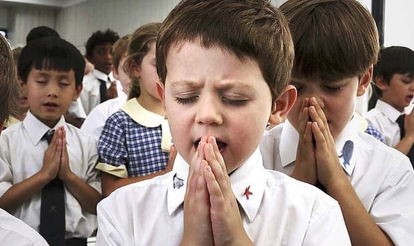 Crianças orando. (Foto: Top Education Degrees)