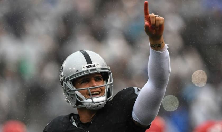 Derek Carr impediu três homens de se matarem, após obedecer a voz de Deus. (Foto: Reprodução)