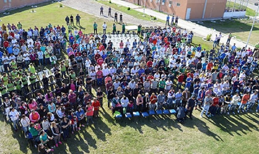 Todos os prisioneiros tiveram a oportunidade de ouvir a mensagem de esperança. (Foto: Reprodução).