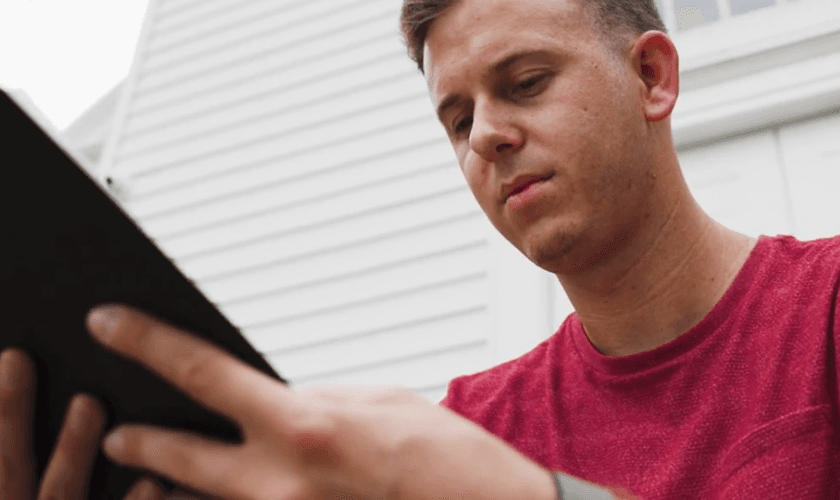 Hoje Joshua se dedica no ministério de louvor de sua igreja. (Foto: Reprodução).