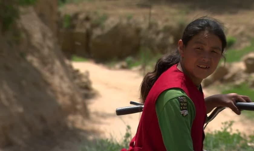 Imagem ilustrativa. Mulher viaja para fazer sacrifícios aos deuses e se rende a Jesus no caminho. (Foto: Reprodução)