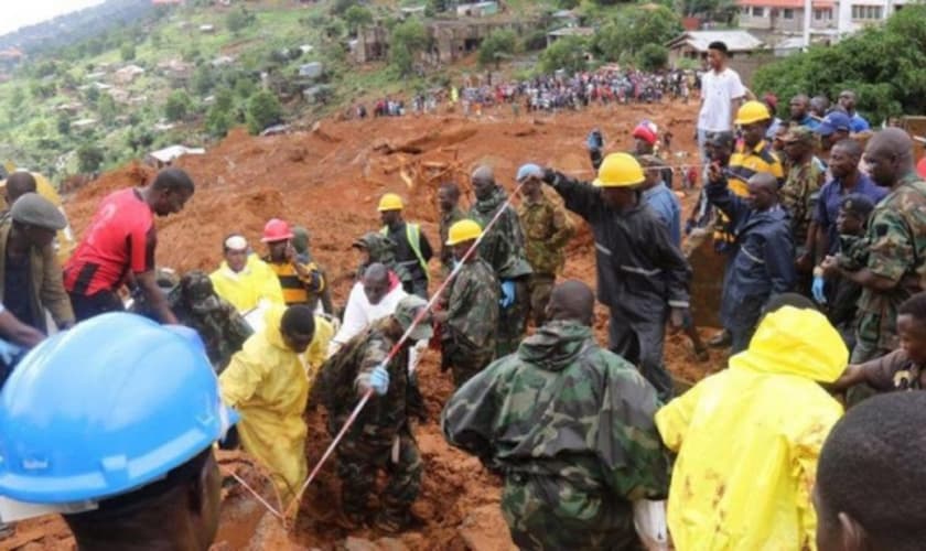 Os deslizamentos deixaram mais de 3 mil desabrigados. (Foto: Reuters).