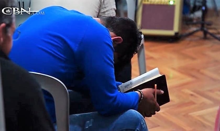 Jovem cristão iraniano ora em estudo bíblico. (Imagem: CBN.com)