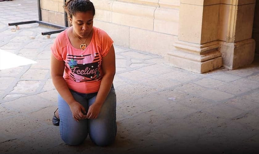 Através da fumaça e do sangue, Marian viu seu pai deitado perto da entrada da igreja. (Foto: Portas Abertas).