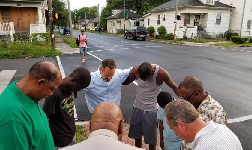 O governador Matt Bevin orou junto com a população nas ruas de Louisville, em Kentucky. (Foto: Reprodução)