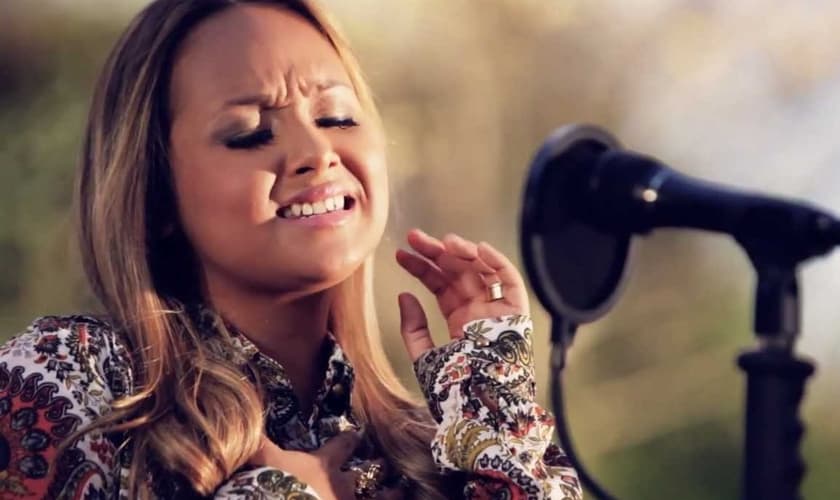 Durante ministração, a cantora testemunhou a fase difícil. (Foto: Reprodução).