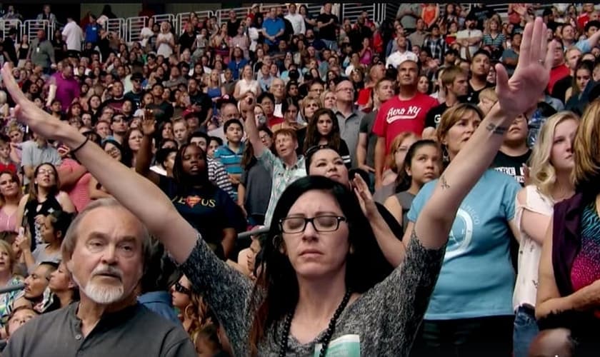 Mais de 10 mil pessoas se converteram na 28ª edição da 'Cruzada da Colheita', realizada pelo pastor Greg Laurie. (Imagem: Facebook)