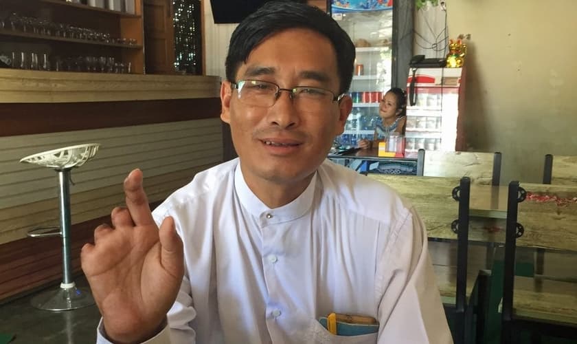 Mesmo após ser atacado e ter os dedos decepados, pastor Luke continuou a organizar um Seminário de Treinamento para Pastores da Àsia. (Foto: God Reports)