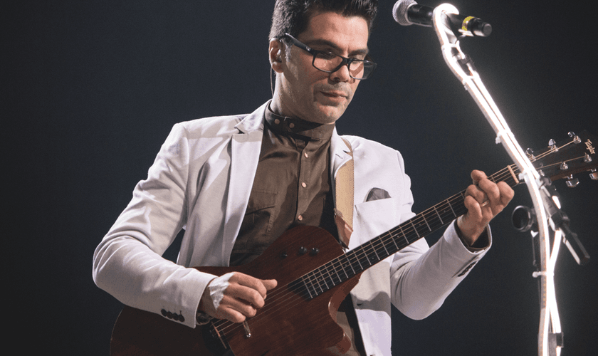 O DVD e CD “Piano e Voz, Amigos e Pertences 2” conta com releituras de diversos clássicos. (Foto: Divulgação).