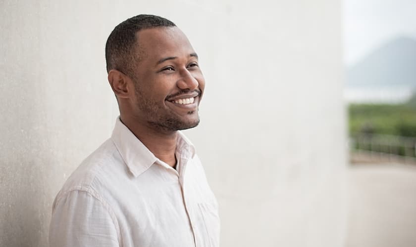 Filho de músicos, o carioca Edu Porto é cantor e compositor. (Foto: Divulgação).