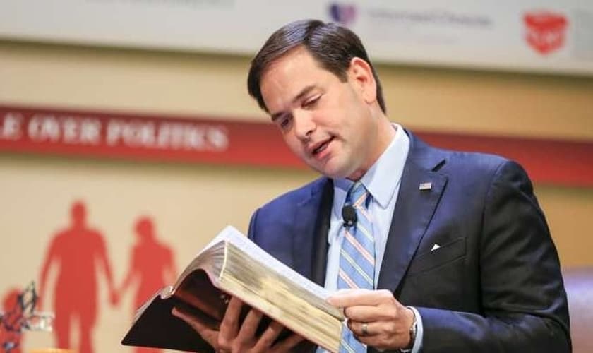 Senador Marco Rubio está sendo criticado por ateus, após publicar versos bíblicos no Twitter. (Foto: PJ Media)
