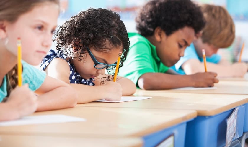 Imagem ilustrativa. Professor proíbe crianças de dizerem "Deus" e "Jesus" na sala de aula. (Foto: Reprodução)