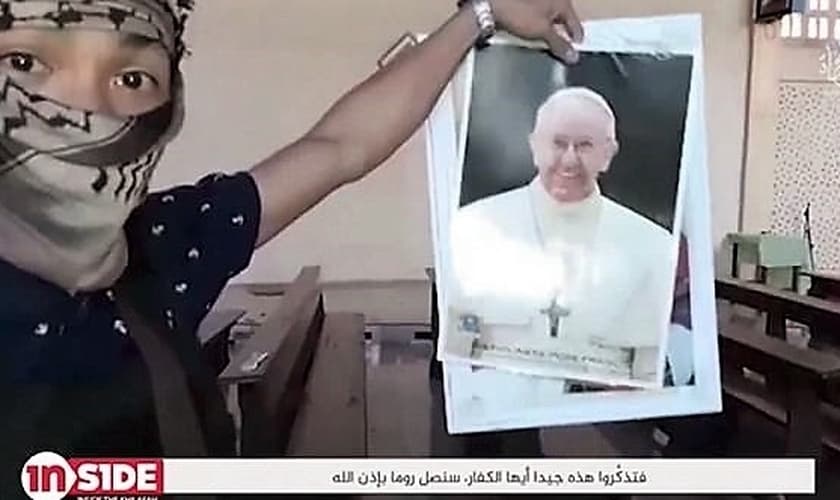 Terrorista filipino ligado ao Estado Islâmico exibe fotos do Papa Francisco em vídeo cheio de ameças ao pontífice e a Roma. (Imagem: Captura de tela - Youtube)