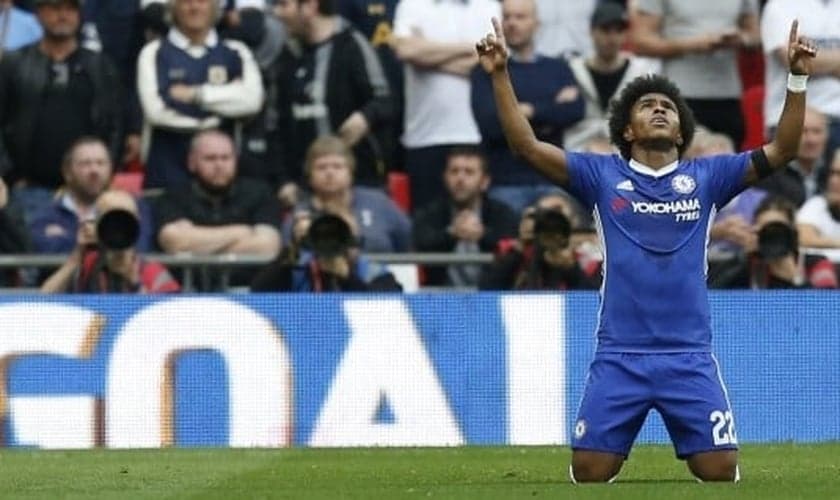 Willian é jogador do Chelsea e conta que sua fé o ajudou a lidar com a dor do falecimento de sua mãe. (Foto: O Tempo - Super FC)
